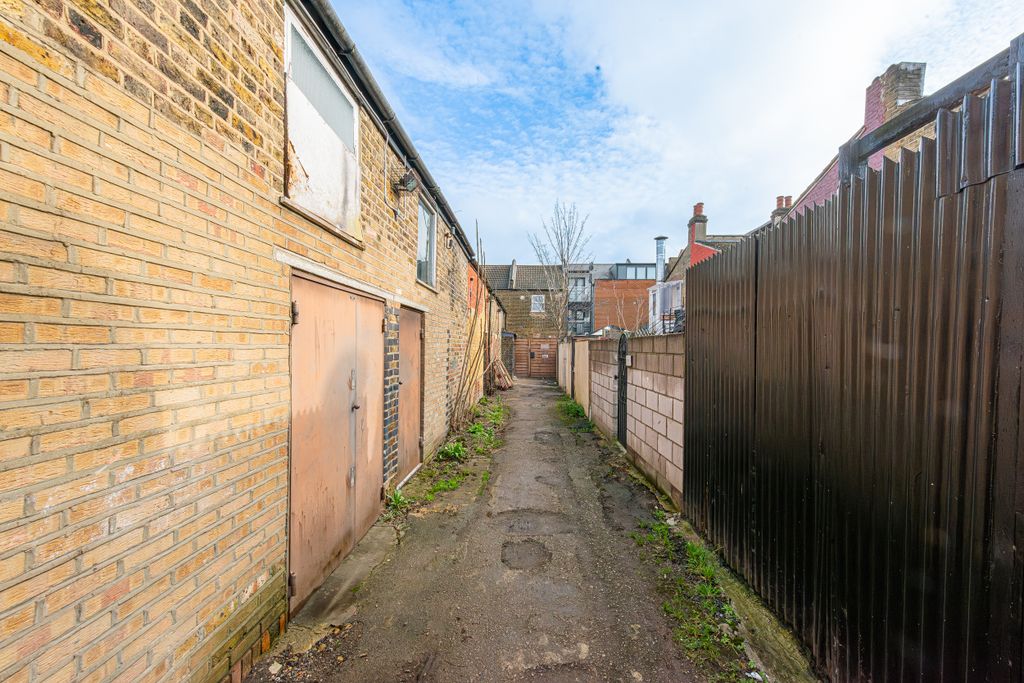 Property photo 3 of 16 Georges Place 2-5-003