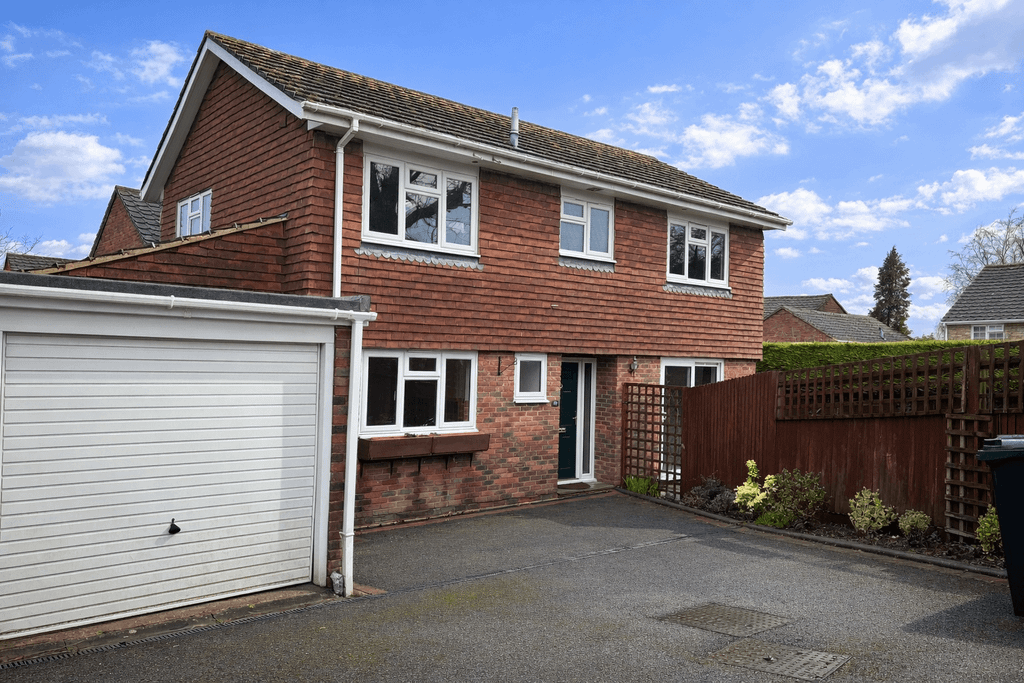 Property photo 1 of 15 4 Bed Unfurnished Detached