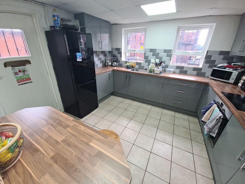 Property photo 3 of 26 Bright And Modern Kitchen Featuring Ample Counter ...
