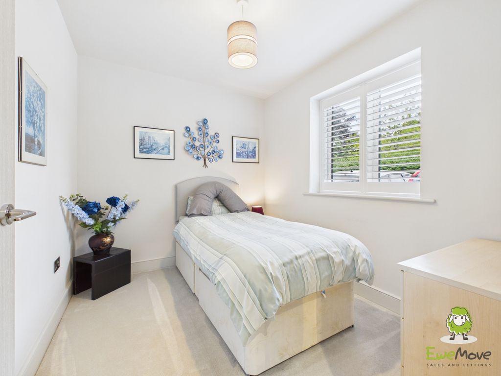 Property photo 3 of 26 Ewemove Estate Agents Basingstoke - Worting Road