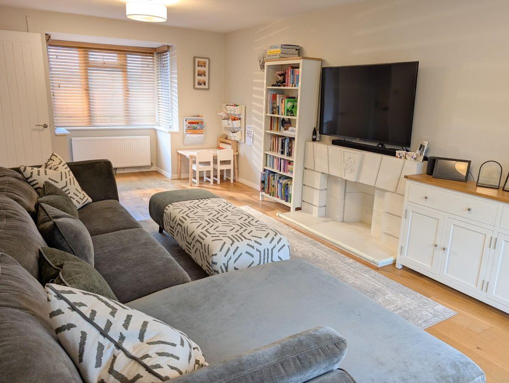 Property photo 3 of 20 Spark Hill, Cam - Lounge .Jpg