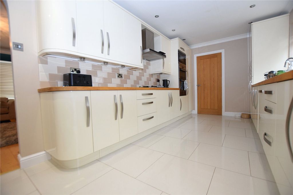 Property photo 2 of 17 Picture No. 10