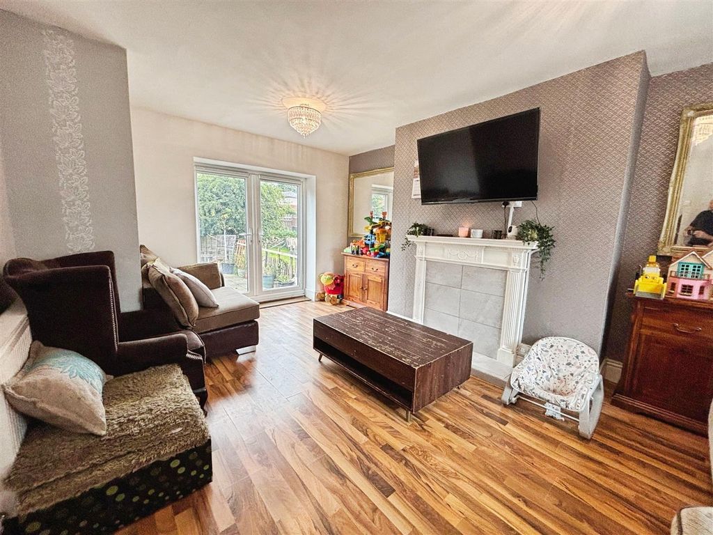 Property photo 3 of 15 Lounge