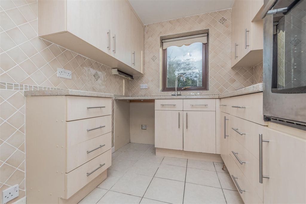 Property photo 3 of 15 Fitted Kitchen: