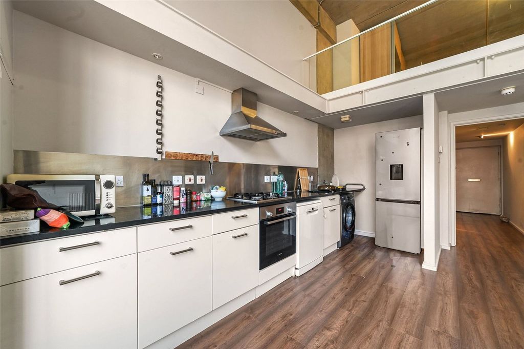 Property photo 3 of 18 Kitchen