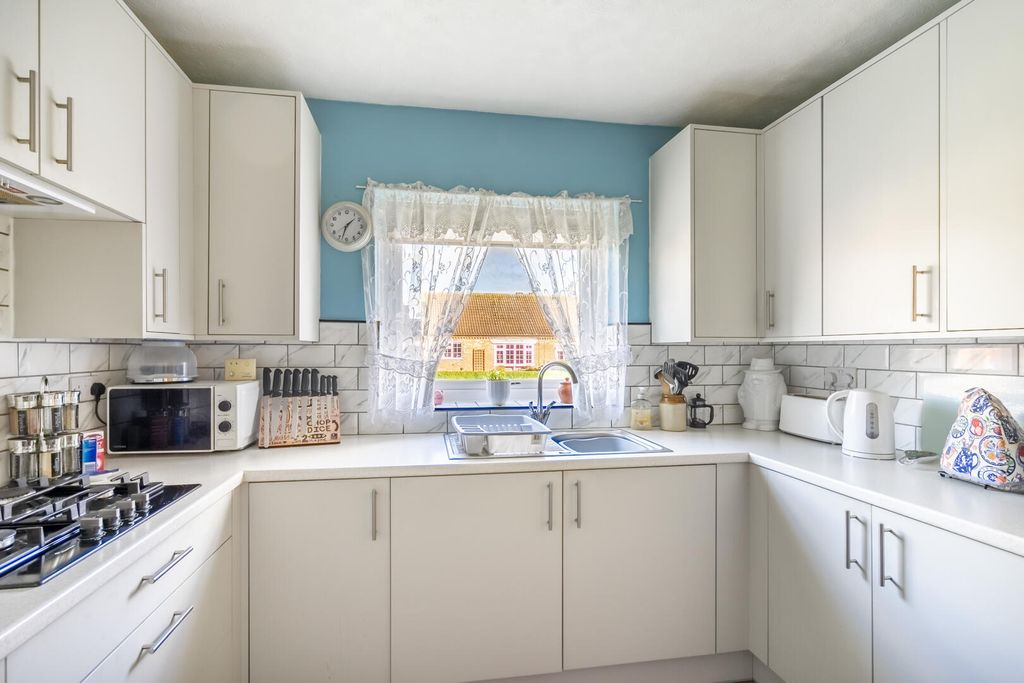 Property photo 3 of 11 Kitchen