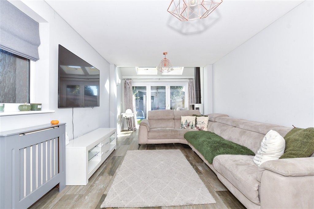 Property photo 3 of 8 Lounge