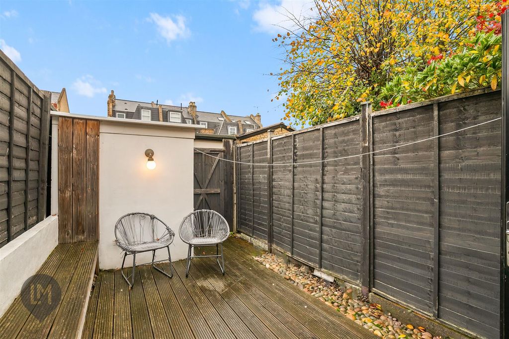 Property photo 3 of 8 Garden