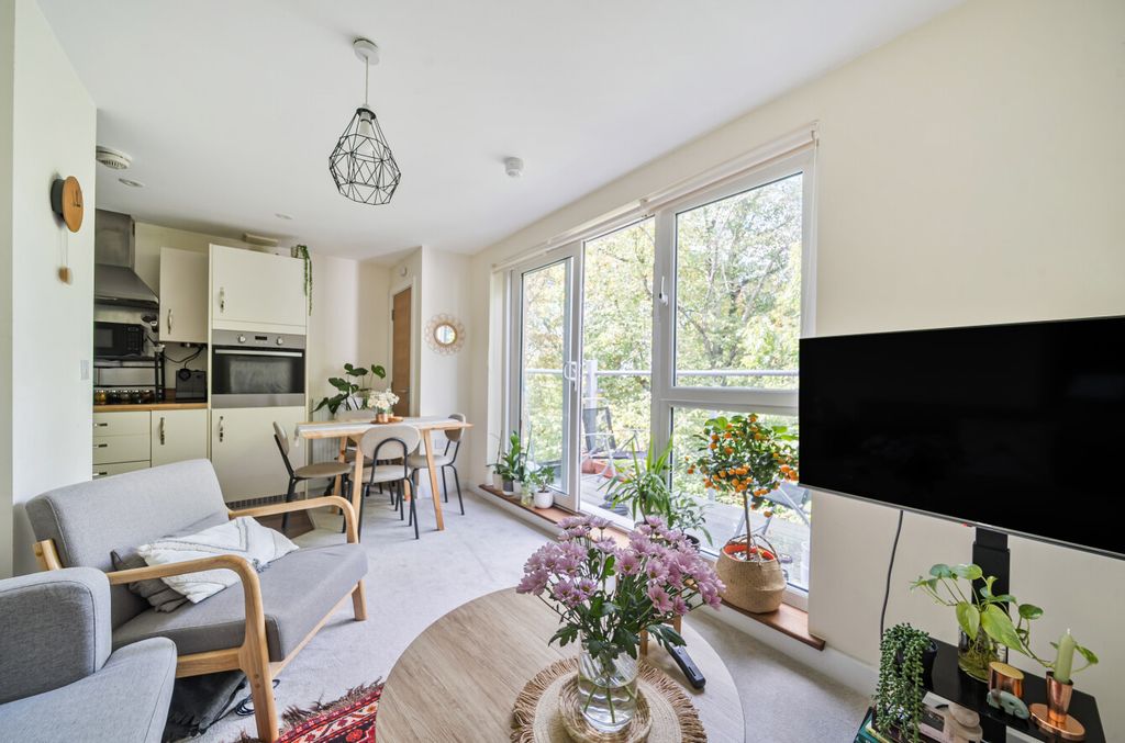 Property photo 2 of 10 1345974-12-68B983...