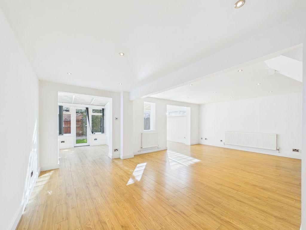 Property photo 3 of 14 Cam05170G0-Pr0413-Still003