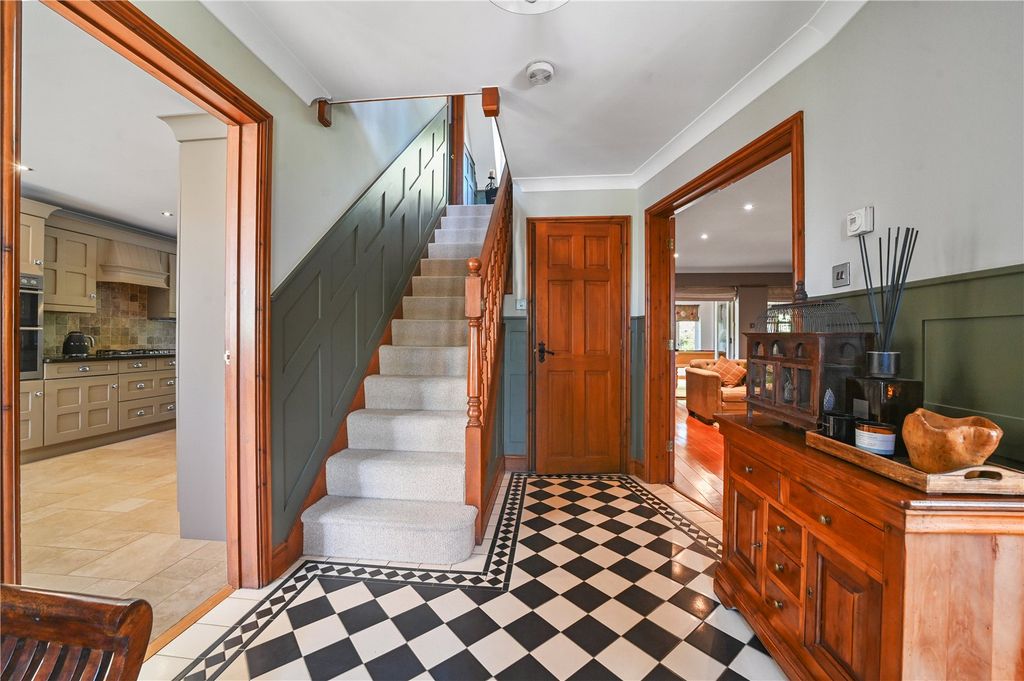 Property photo 2 of 35 Entrance Hall