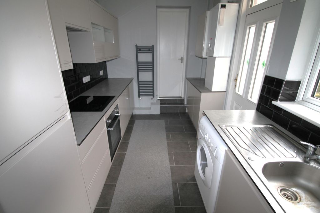 Property photo 3 of 8 Kitchen