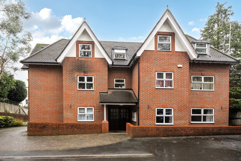 Property photo 3 of 14 1396984-16-695Fb6...