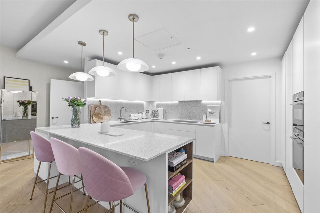 Property photo 3 of 34 Apartment 402, 2 Wood Crescent, W12 7Gj-4.Jpg