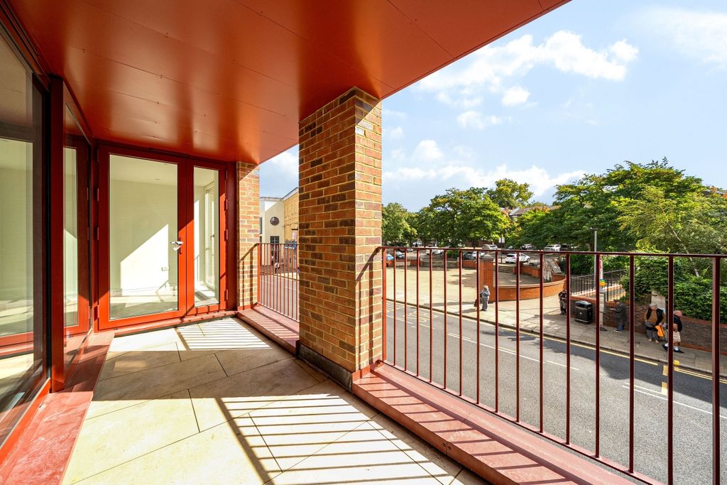 Property photo 3 of 15 1349798-15-68c7F8...