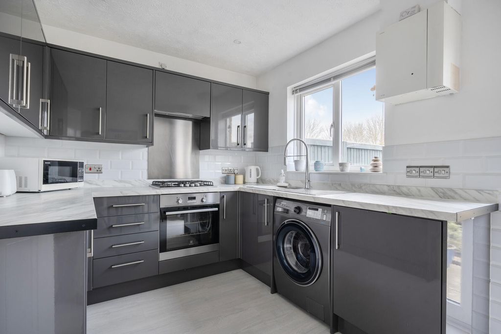 Property photo 3 of 12 Kitchen