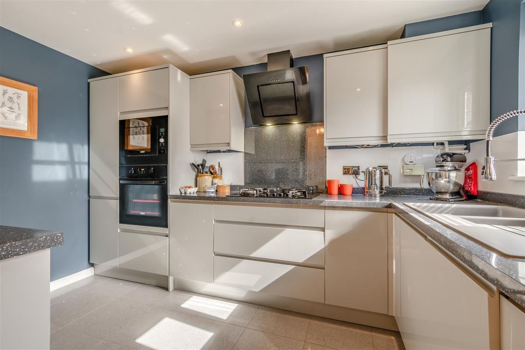 Property photo 2 of 17 8662998-Interior10.Jpg