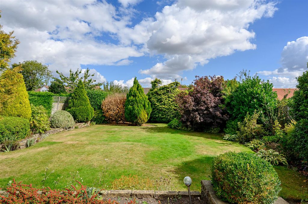 Property photo 3 of 20 Garden