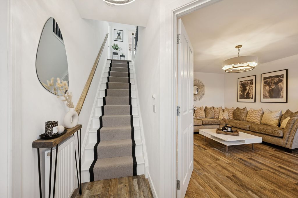 Property photo 3 of 40 Entrance Hallway