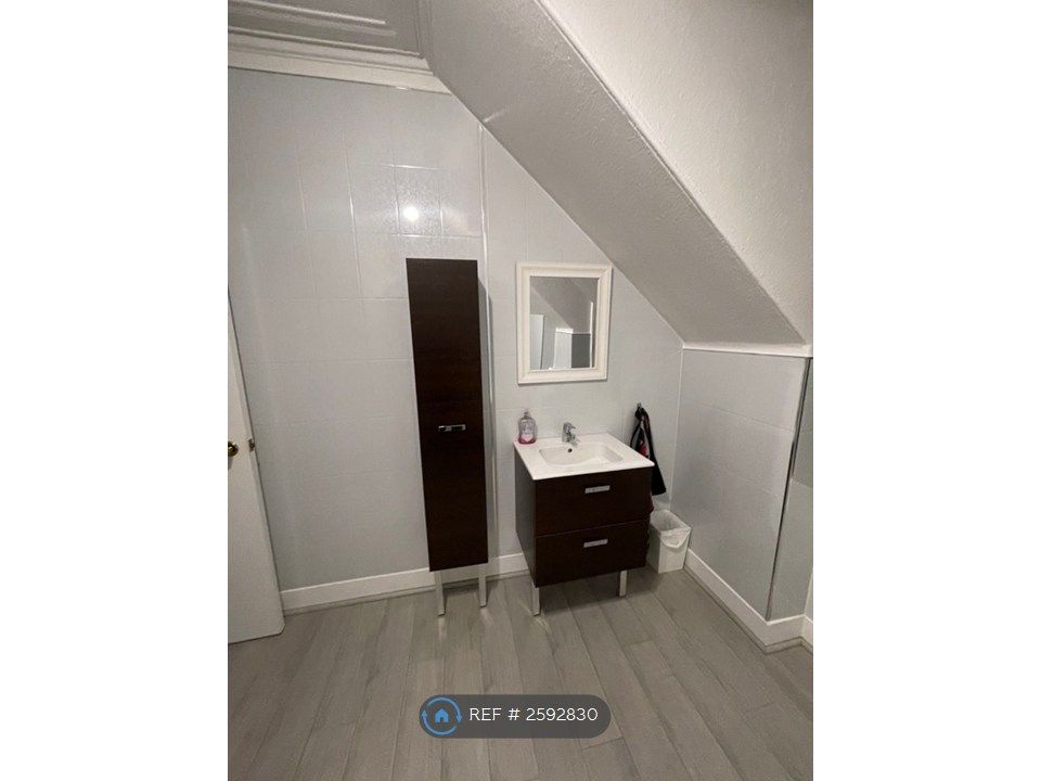 Property photo 2 of 17 Bathroom