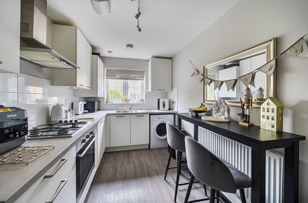 Property photo 2 of 12 1385457-11-69285E...