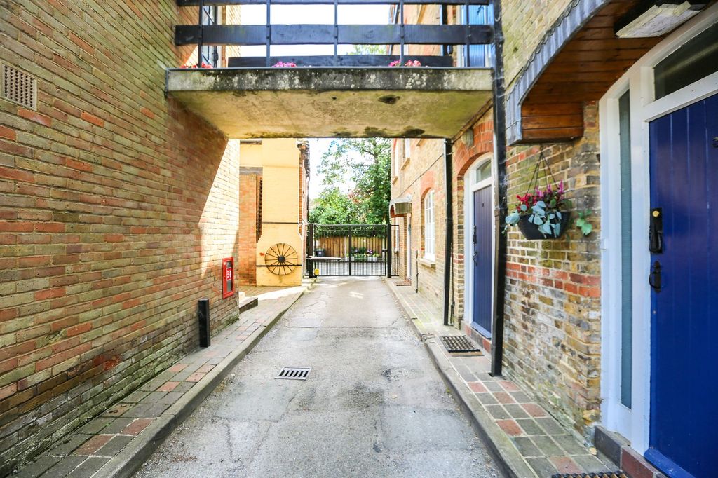 Property photo 2 of 14 Entrance