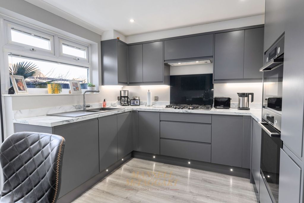 Property photo 3 of 21