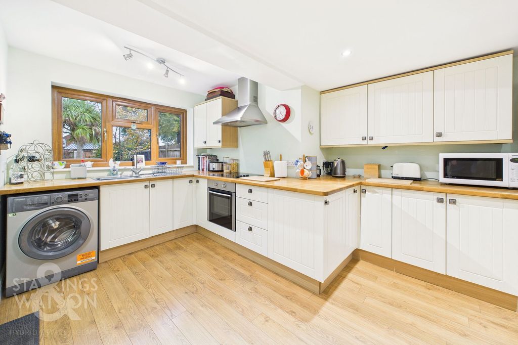 Property photo 2 of 25