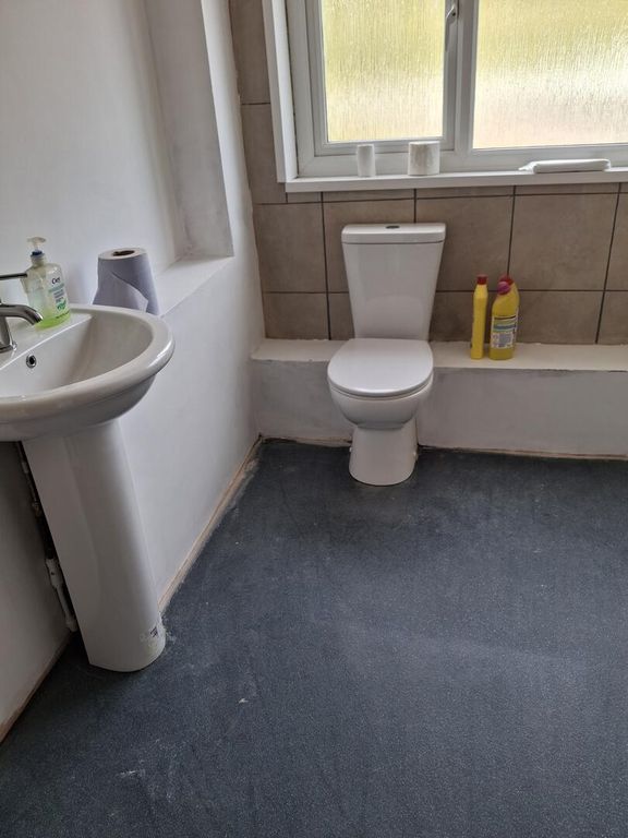 Property photo 3 of 9 Bathroom