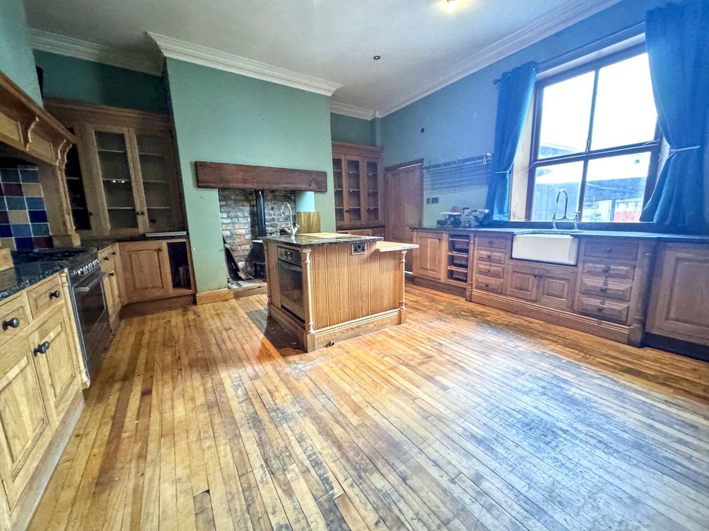 Property photo 2 of 31
