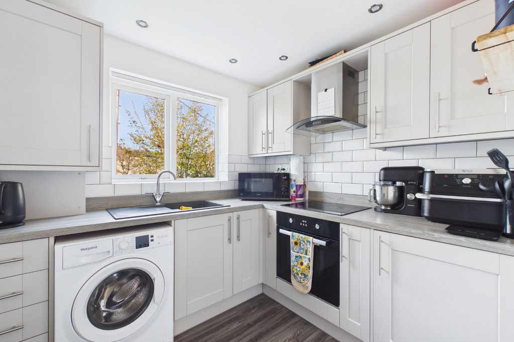 Property photo 3 of 9 Kitchen