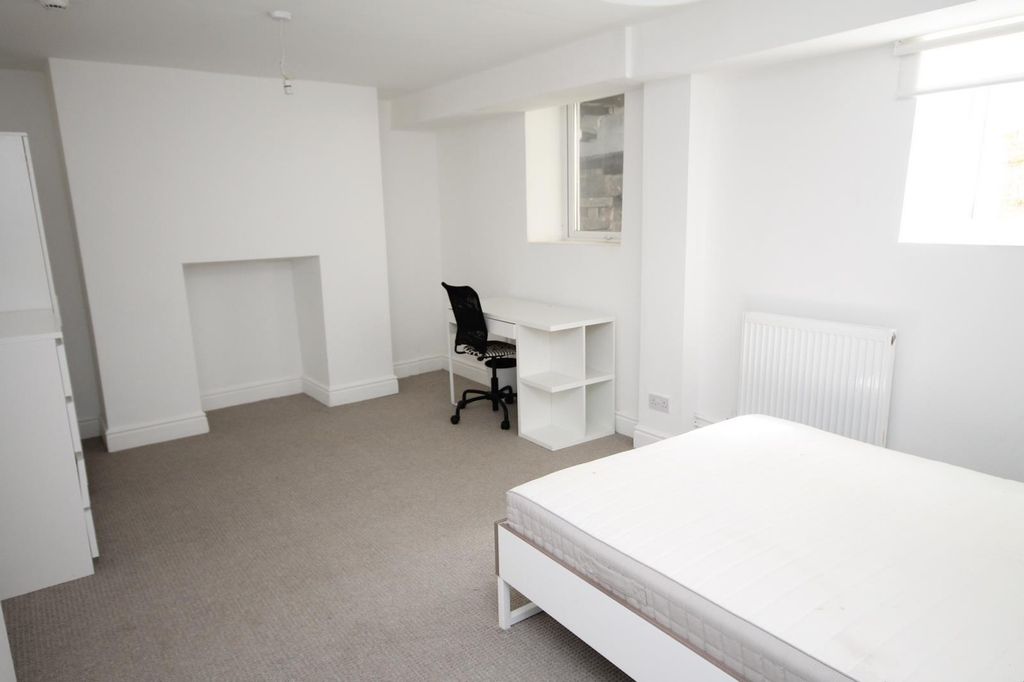 Property photo 3 of 9 Bedroom 1 (Copy).Jpg