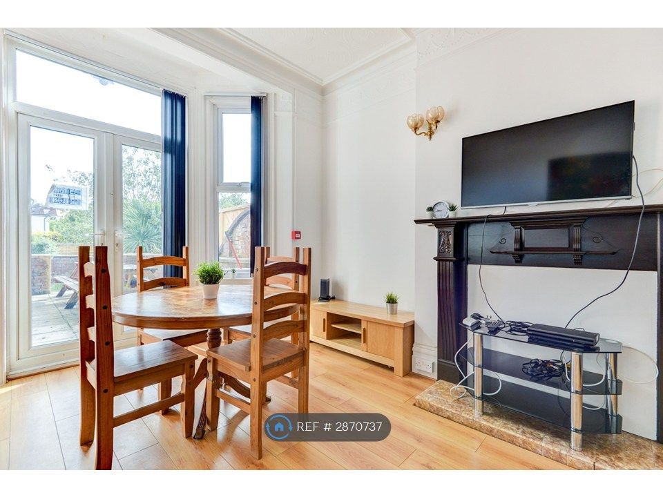 Property photo 3 of 10 Lounge