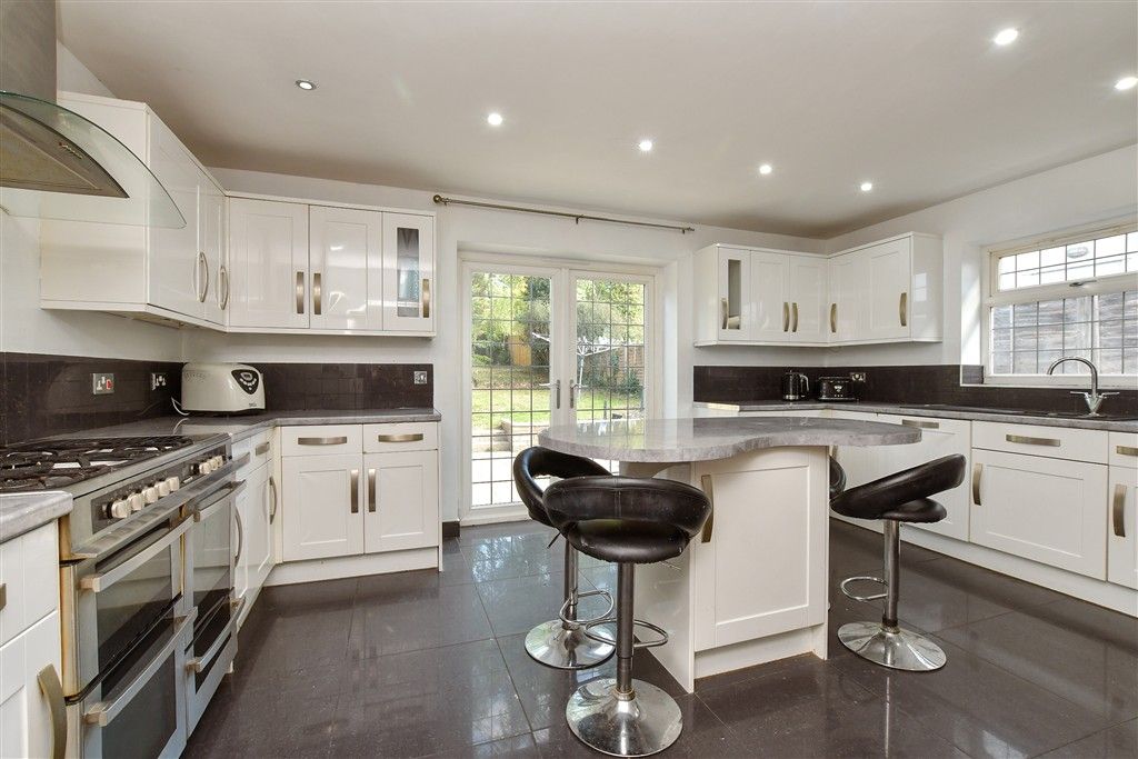 Property photo 3 of 16 Kitchen