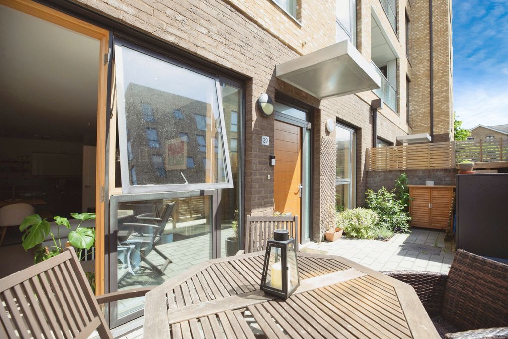 Property photo 1 of 17 Front Garden