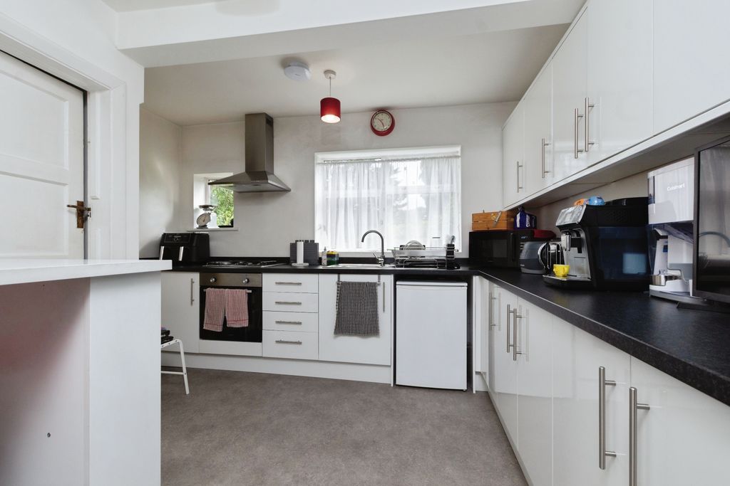 Property photo 3 of 20 Kitchen