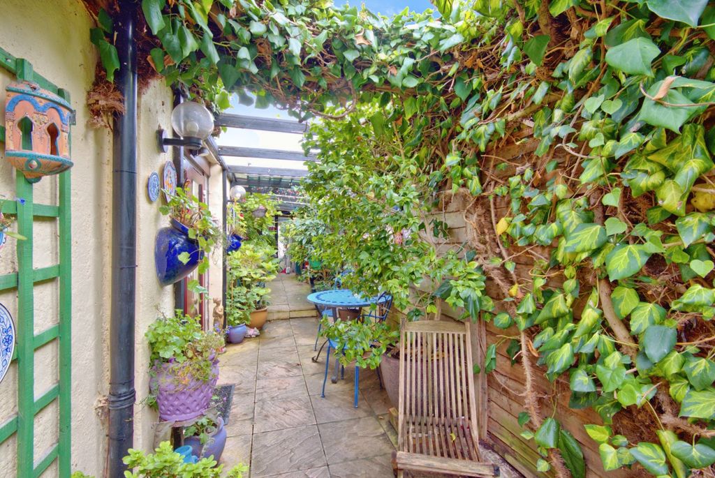 Property photo 1 of 17 Courtyard
