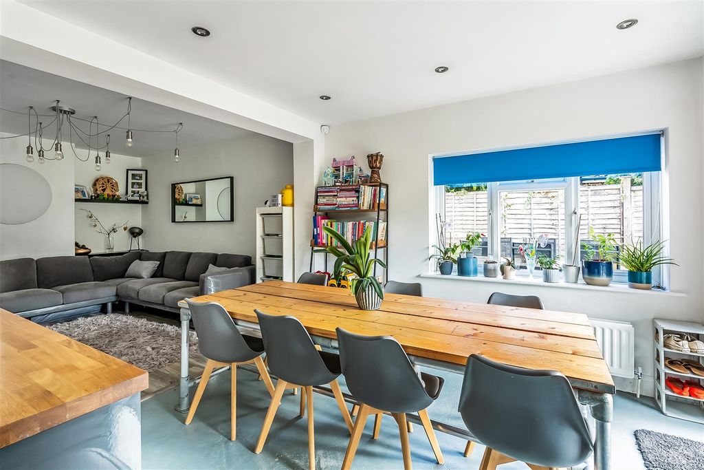 Property photo 3 of 13 139-Cobham-Road-6.Jpg