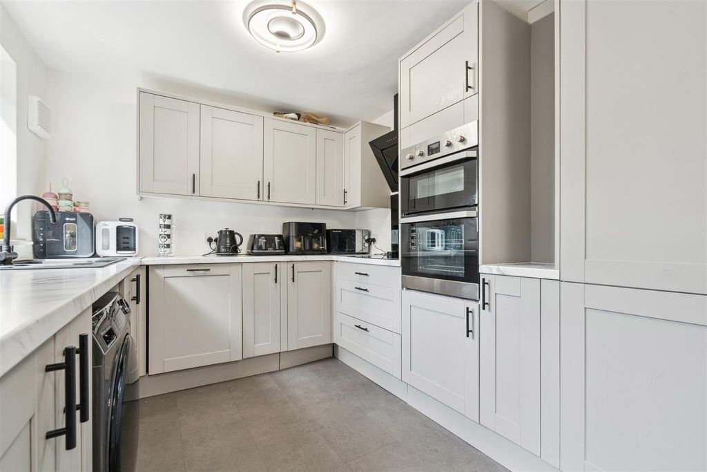 Property photo 3 of 13 462 Merton Road Sw18 Kitchen 2.Jpg