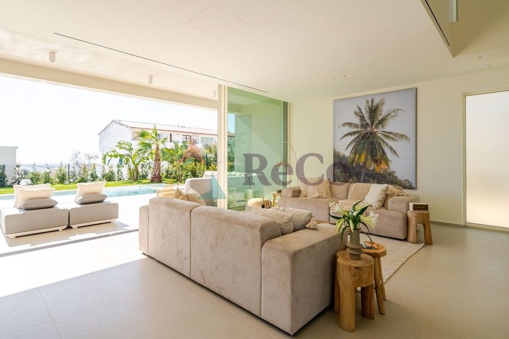 Property photo 1 of 24 Contemporary 3-Bedroom Villa In Santa Bárbara De Nexe