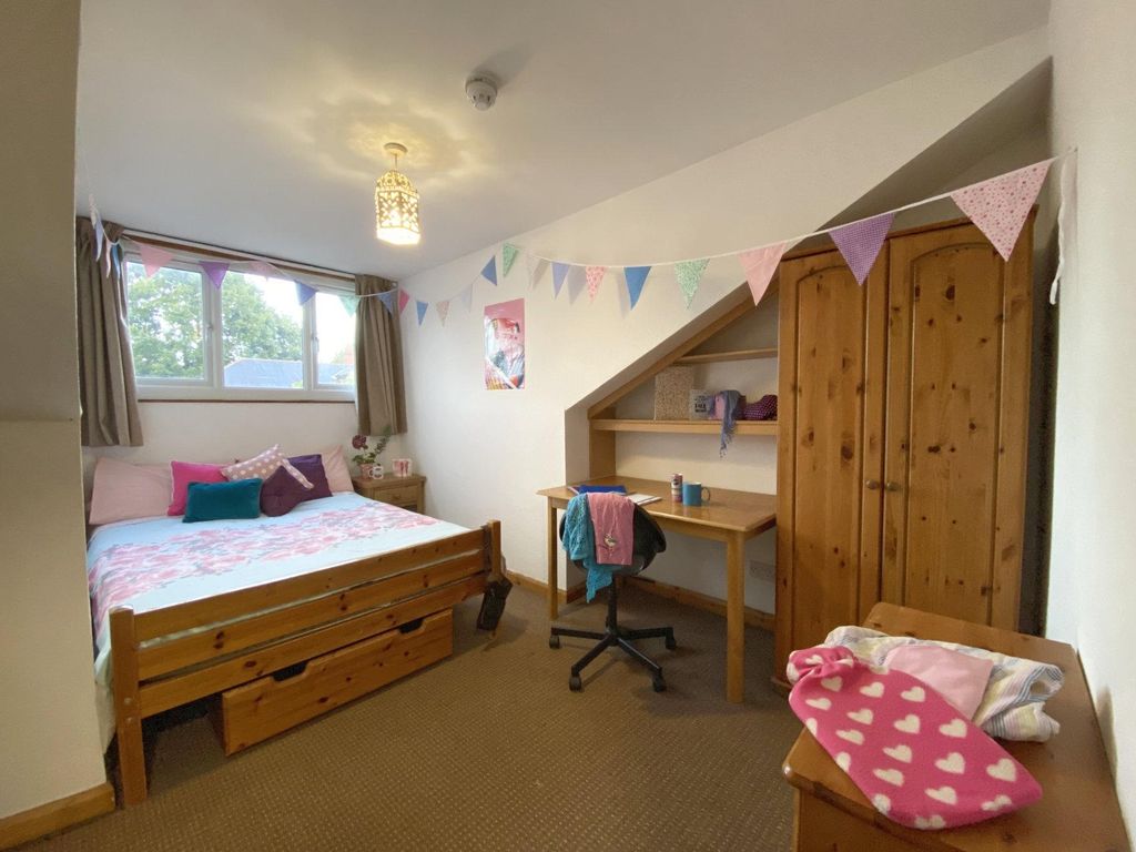 Property photo 3 of 13 Bright, Cosy Bedroom With A Wooden Double Bed, Bui...