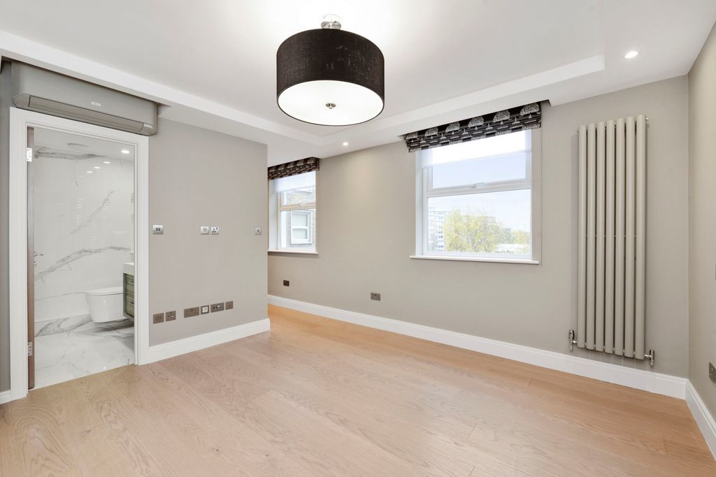 Property photo 3 of 12 Photo 4