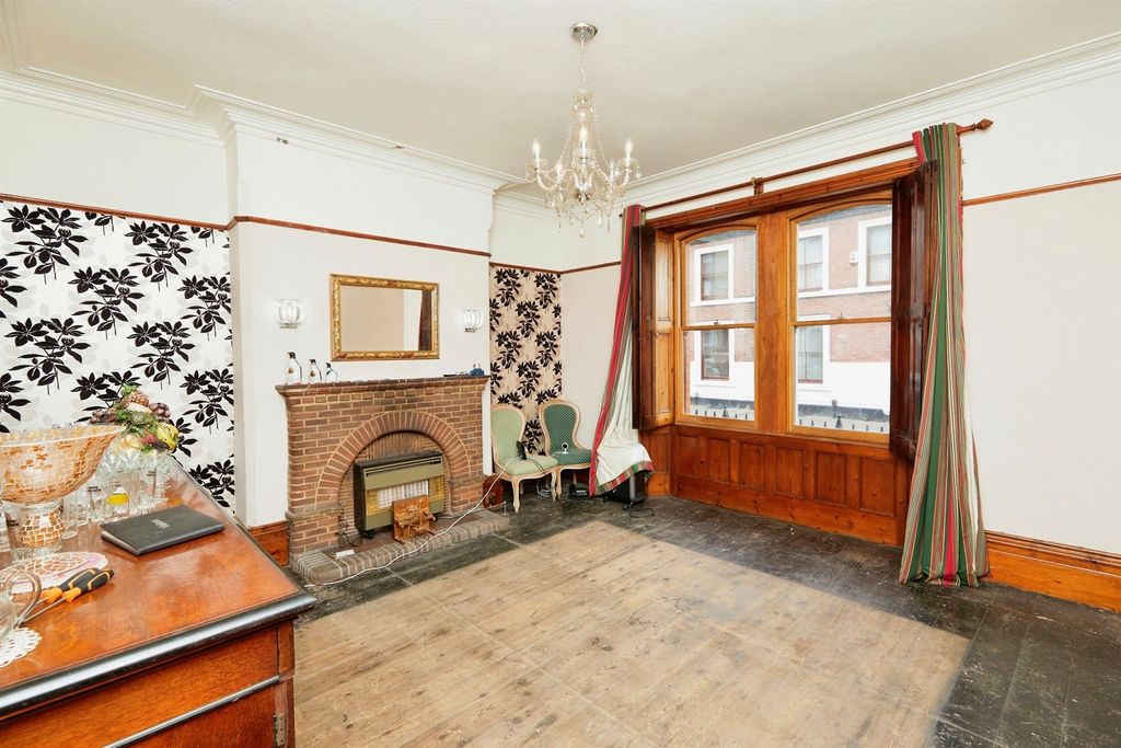 Property photo 2 of 20