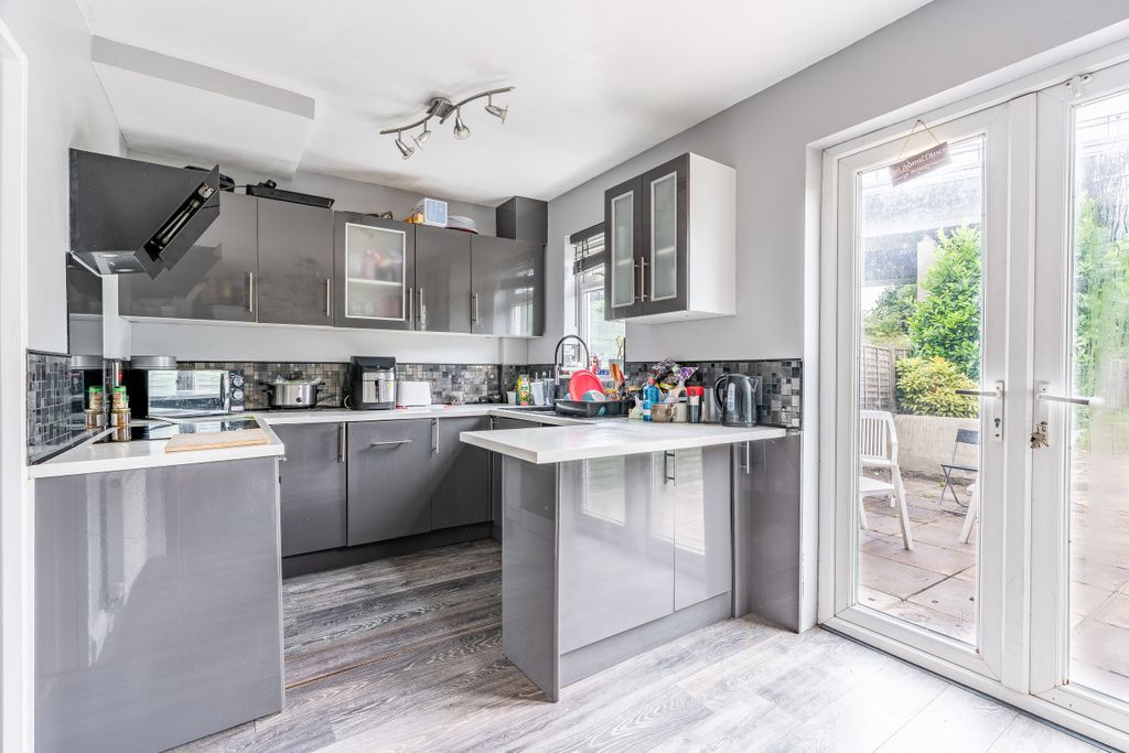 Property photo 1 of 17 Photo 6