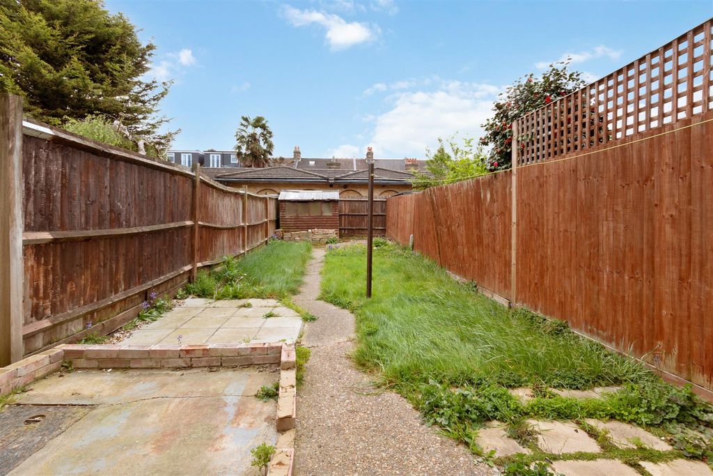 Property photo 2 of 12 Garden