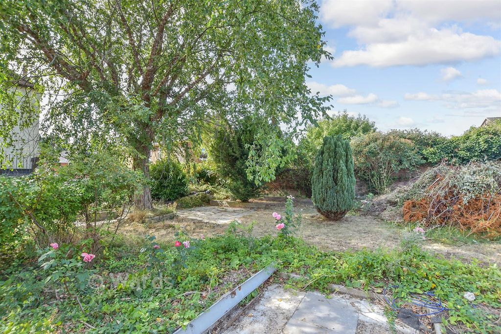 Property photo 1 of 11 Communal Gardens