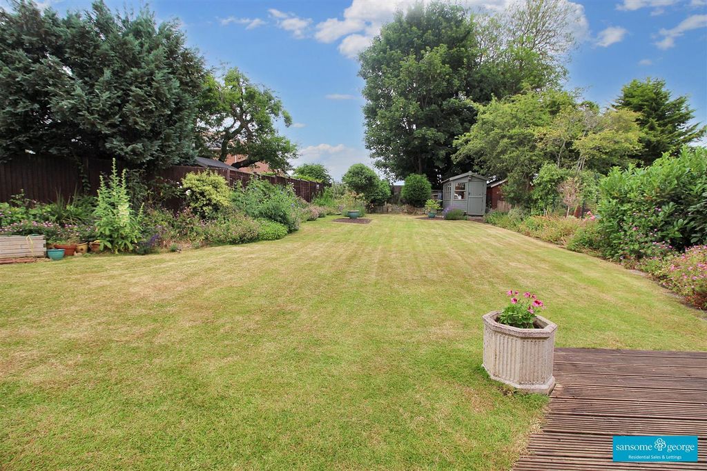 Property photo 2 of 21 Garden