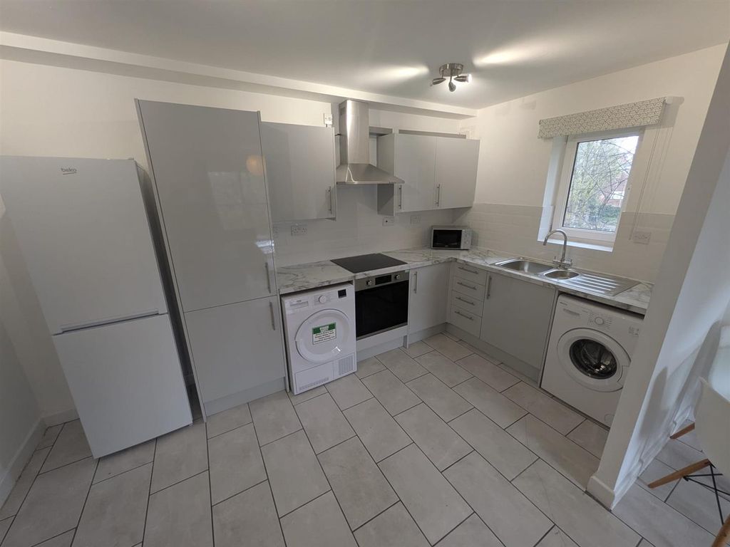 Property photo 3 of 19 Kitchen