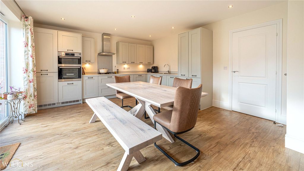 Property photo 2 of 37 Picture No. 11