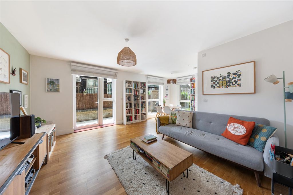 Property photo 1 of 21 Starley Close, E17